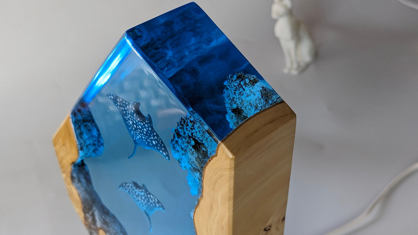 Manta rays epoxy resin lamp