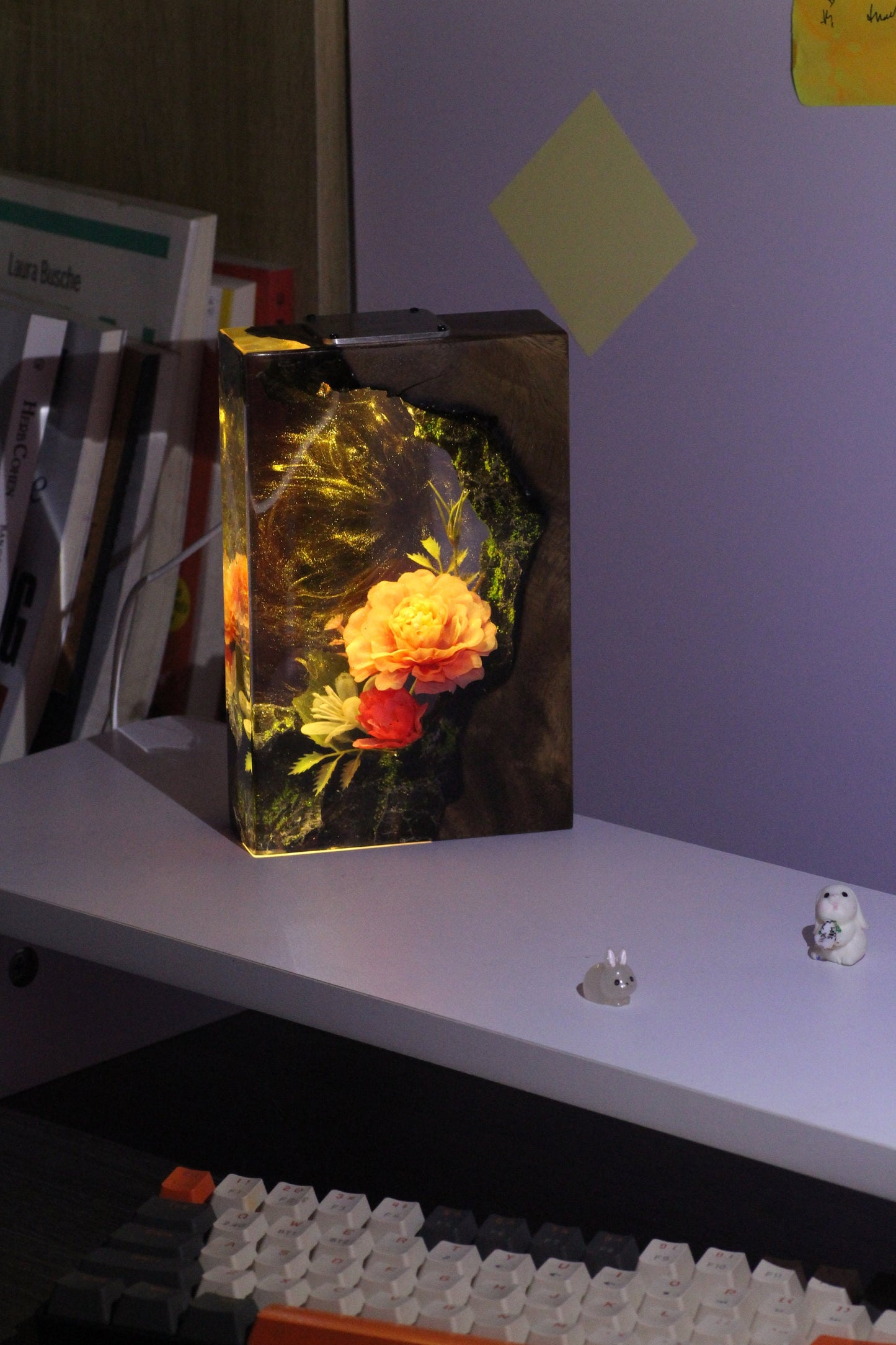 Flower resin lamp