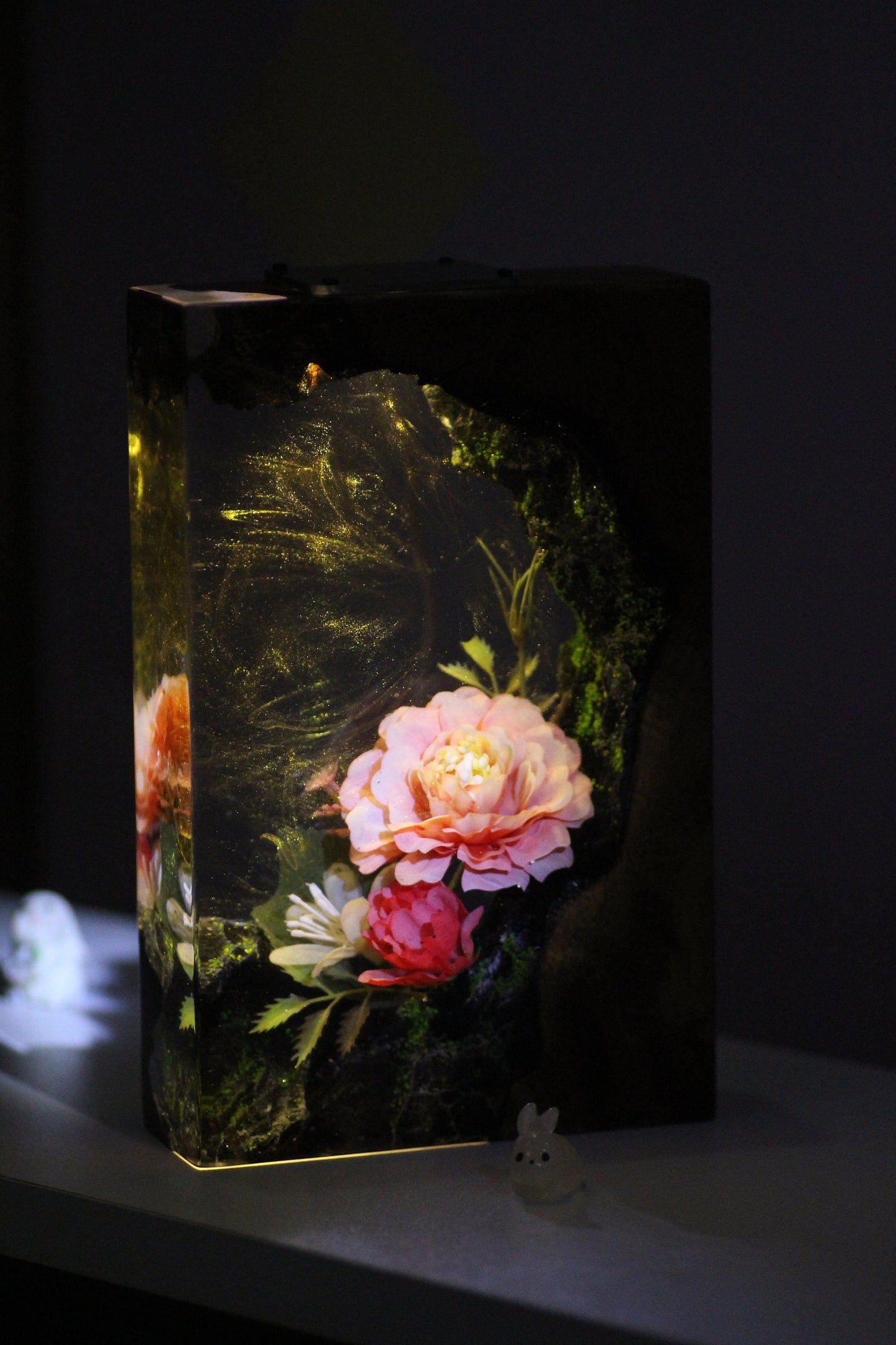 Flower resin lamp