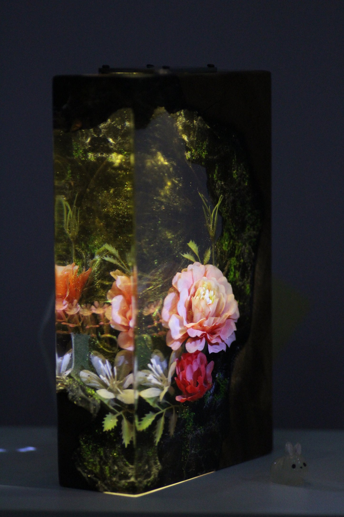 Flower resin lamp