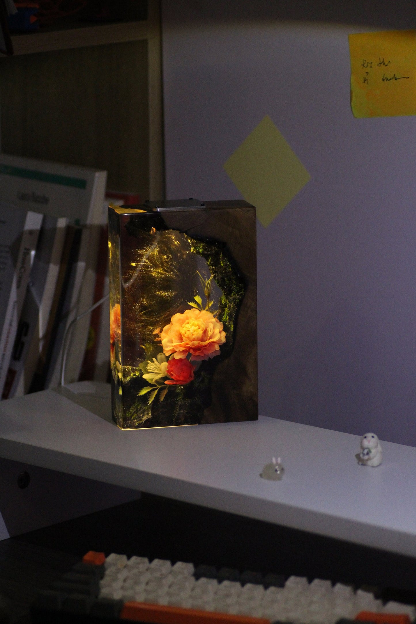 Flower resin lamp