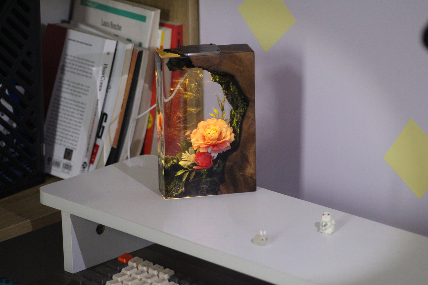 Flower resin lamp