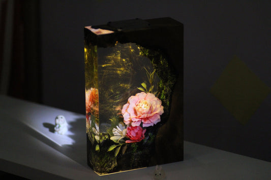 Flower resin lamp